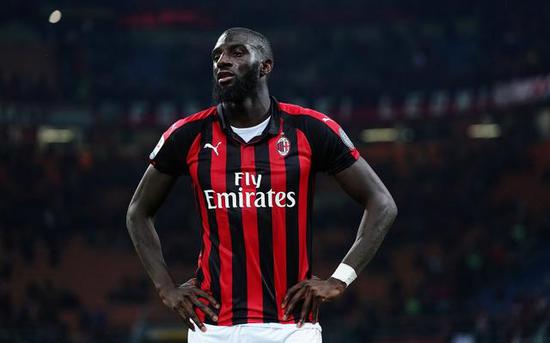  勒沃库森中场调度流畅，精准传导掌控比赛节奏